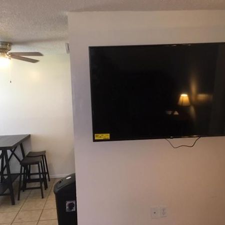 Fully Furnished Two Bedroom Apartment Lawton Buitenkant foto