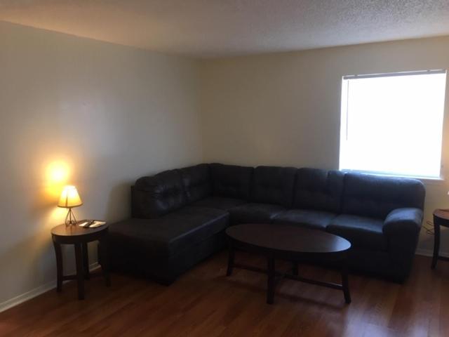 Fully Furnished Two Bedroom Apartment Lawton Buitenkant foto