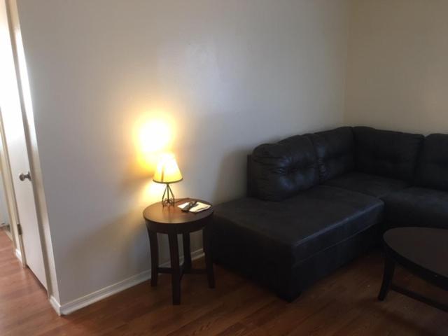 Fully Furnished Two Bedroom Apartment Lawton Buitenkant foto